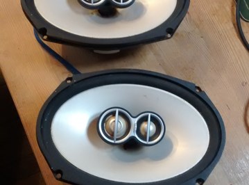 2 Infinity speakers (6 by 9 inch) 300 WATTS